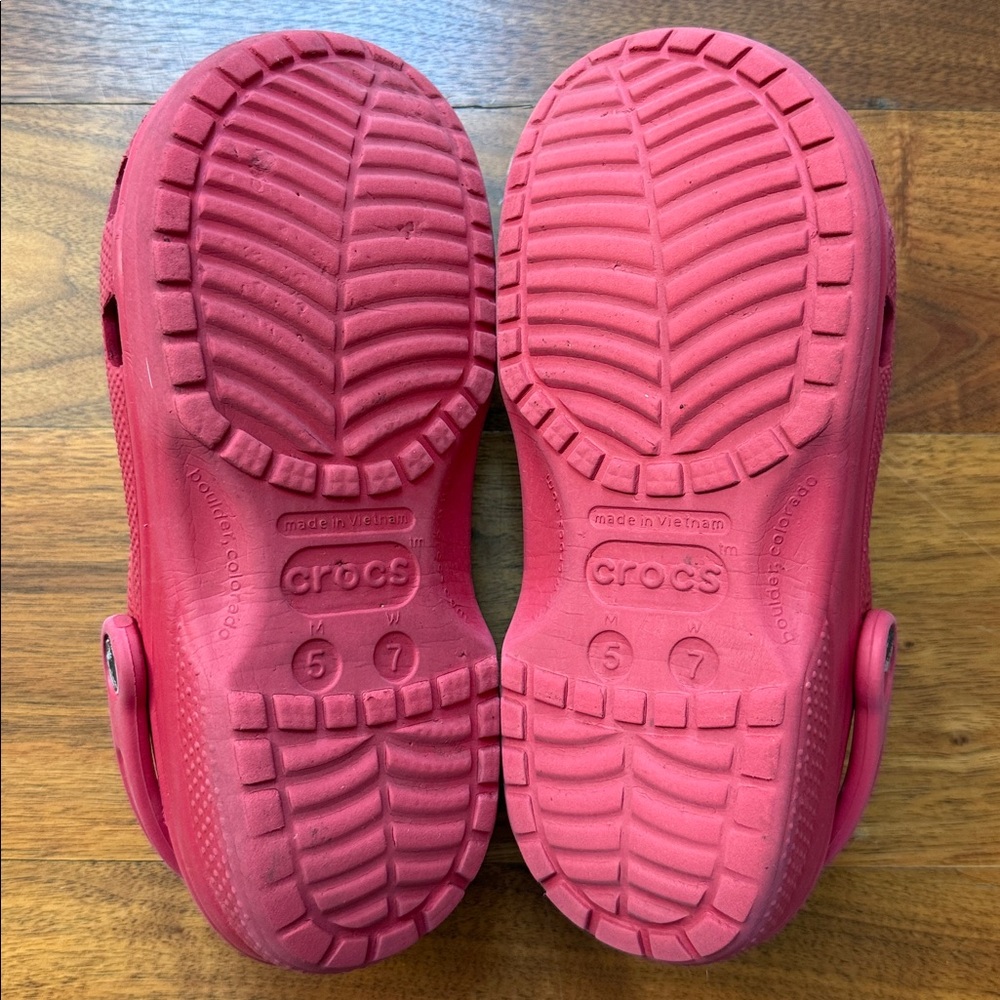 Crocs Unisex Classic Red Clogs Size Women 7 / Men 5 - Picture 8 of 8